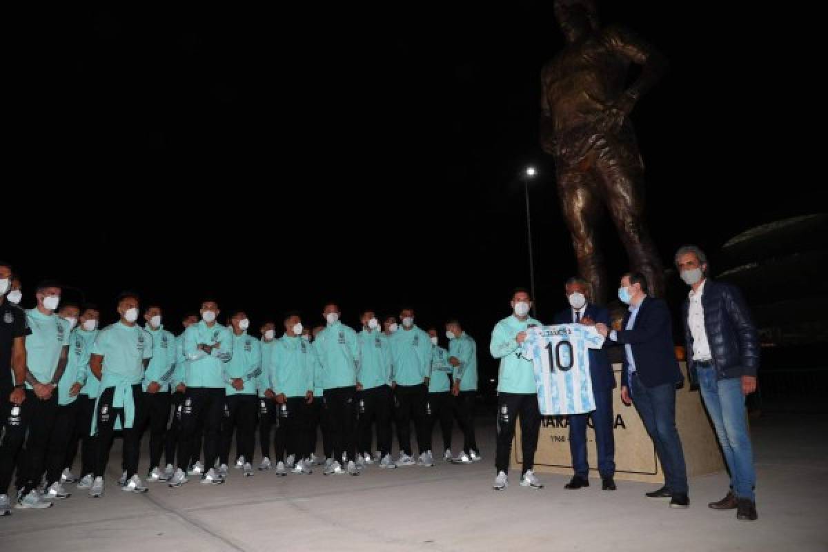 Hermoso homenaje: Así luce la gigante estatua de Diego Maradona en las afueras de estadio en Argentina