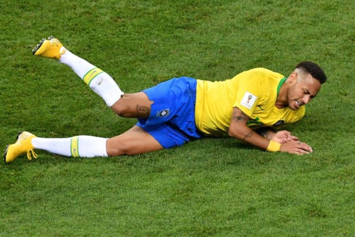 Brazil's forward Neymar falls down during the Russia 2018 World Cup quarter-final football match between Brazil and Belgium at the Kazan Arena in Kazan on July 6, 2018. / AFP PHOTO / SAEED KHAN / RESTRICTED TO EDITORIAL USE - NO MOBILE PUSH ALERTS/DOWNLOADS
