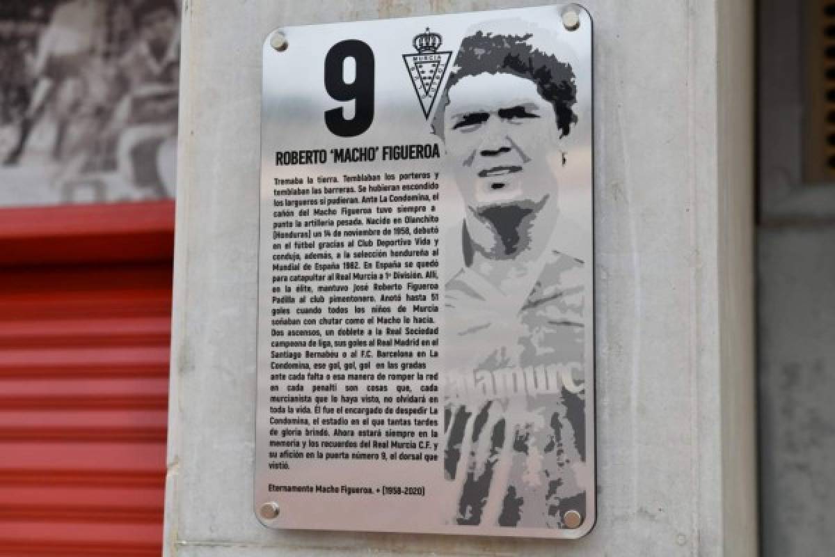 ¡Placas, trofeos y una puerta con su nombre! Lo homenajes a futbolistas hondureños en el extranjero