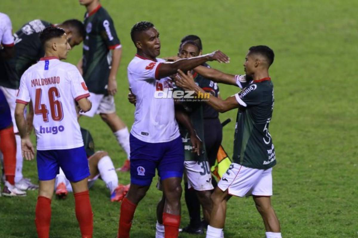 El descontrol de los futbolistas en el Olímpico, delicado momento de Menjívar y el chistoso 'banco' que utilizó Diego Vázquez