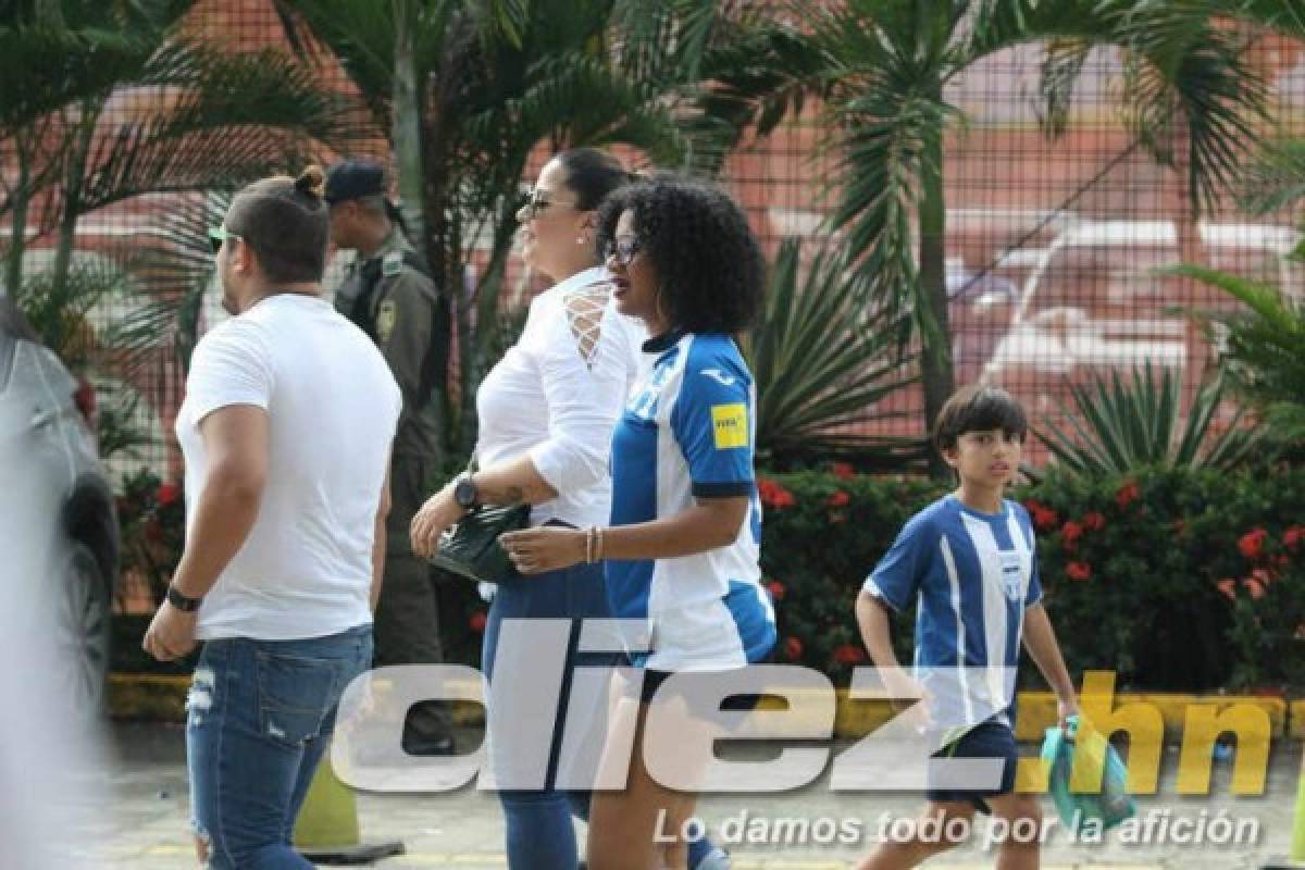 ¡PRECIOSURAS! Las encantadoras damas en el juego de Honduras-Australia