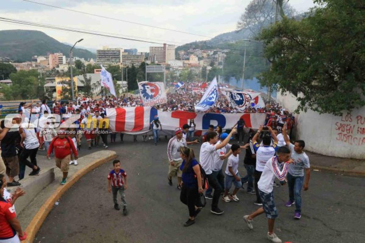 FOTOS: La eufórica llegada de la barra del Olimpia al estadio Nacional