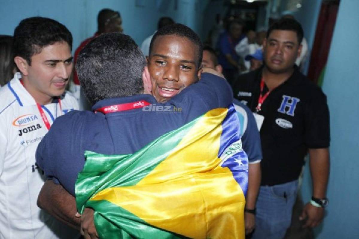 El paso de Luis Fernando Suárez por Honduras: El taxi, el abrazo con Juan Carlos García y Arnold Peralta y la foto con Rambo