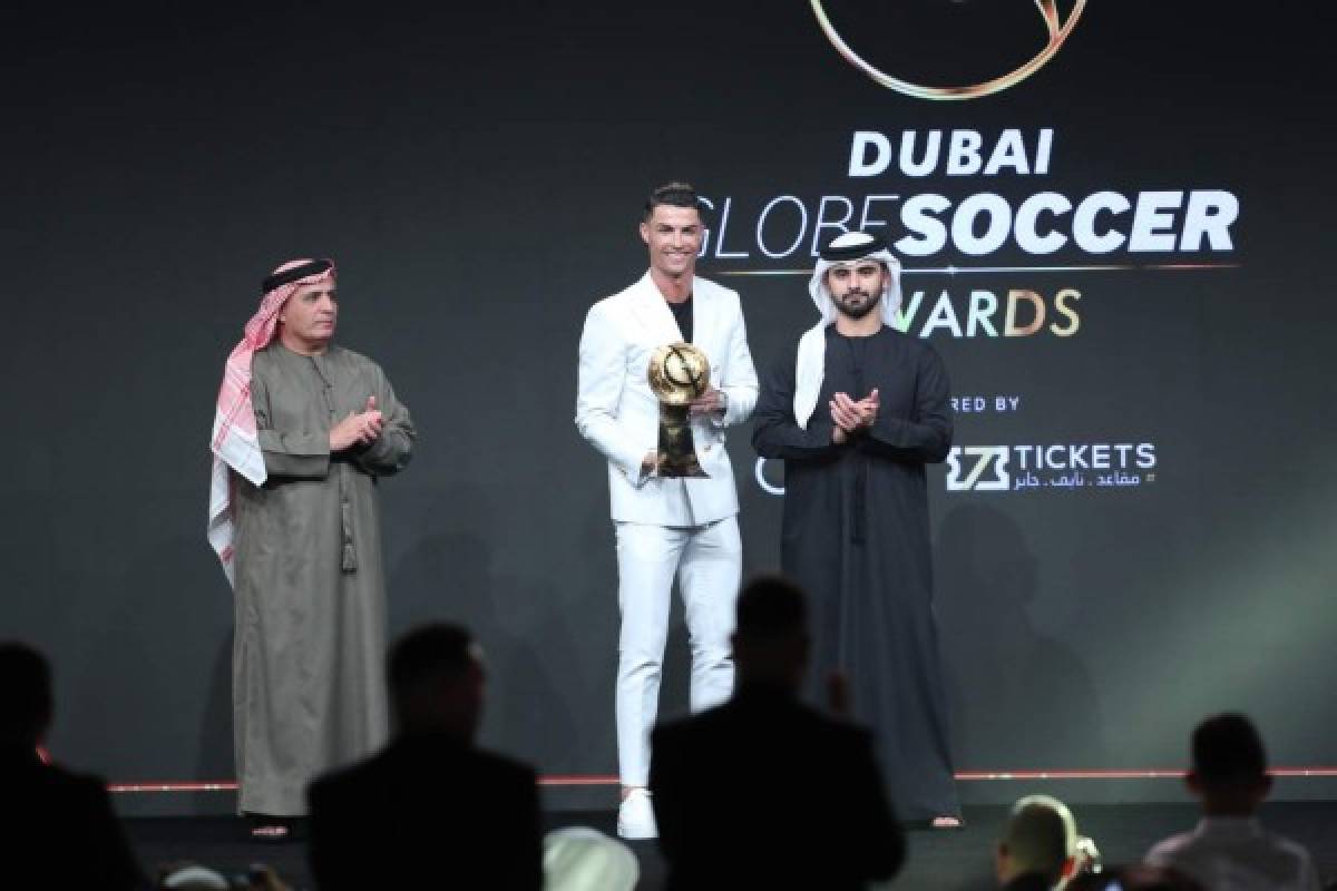 Georgina Rodríguez deslumbra en la gala de los premios Globe Soccer Awards con un sensual vestido