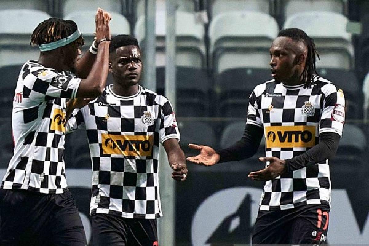 PORTO, PORTUGAL - NOVEMBER 02: Alberth Elis (R)of Boavista FC celebrates with his team mates after scoring his team&#39;s second goal during the Liga NOS match between Boavista FC and SL Benfica at Estadio do Bessa Seculo XXI on November 02, 2020 in Porto, Portugal. Football Stadiums around Europe remain empty due to the coronavirus pandemic as government social distancing laws prohibit fans inside venues resulting in fixtures being played behind closed doors. (Photo by Jose Manuel Alvarez/Quality Sport Images/Getty Images)