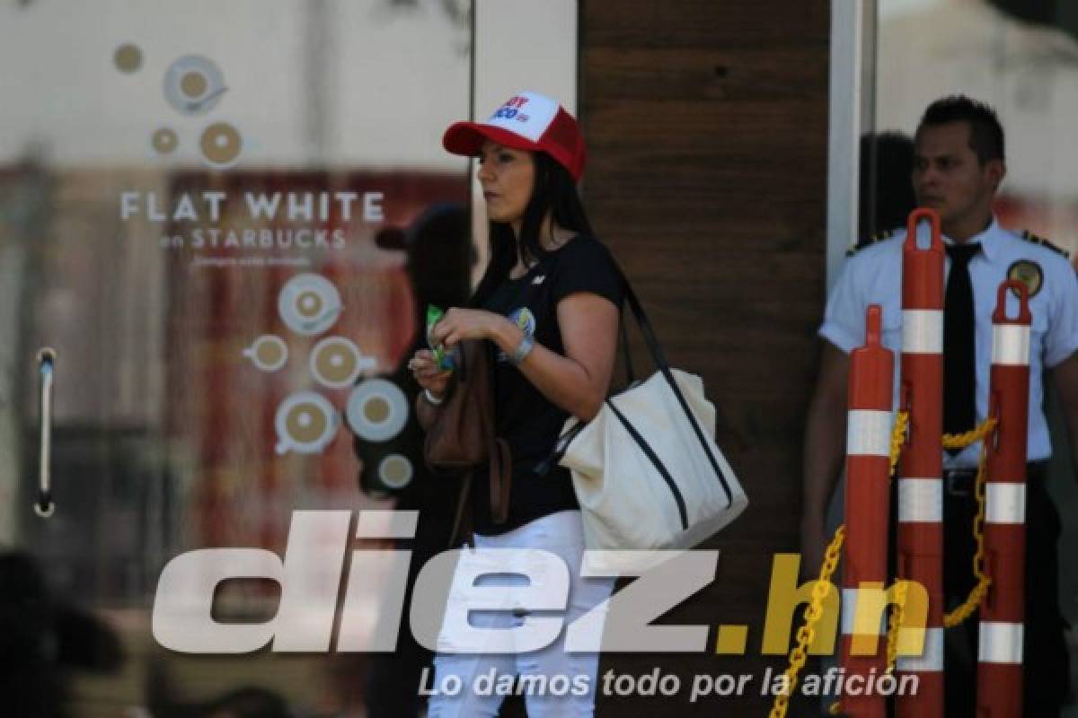 Mujeres ticas embellecen el estadio Nacional en San José para juego con Honduras