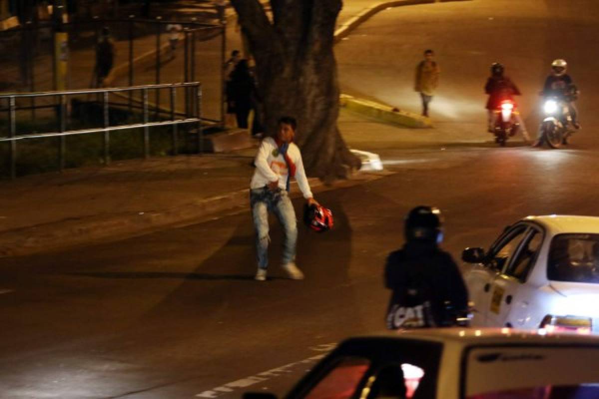 ¡BRUTAL! Las barras de Olimpia y Motagua protagonizan pelea campal