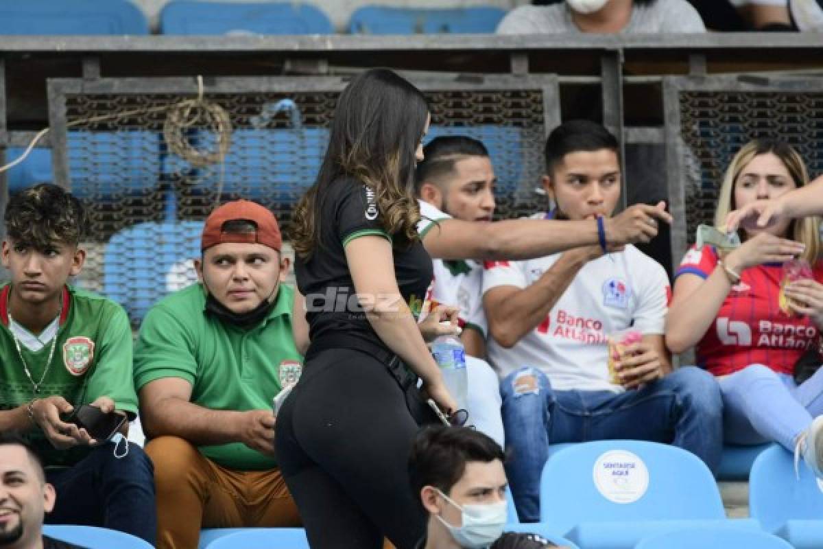 El Olímpico convertido en una pasarela: Las despampanantes y sexys mujeres en el clásico Marathón-Olimpia