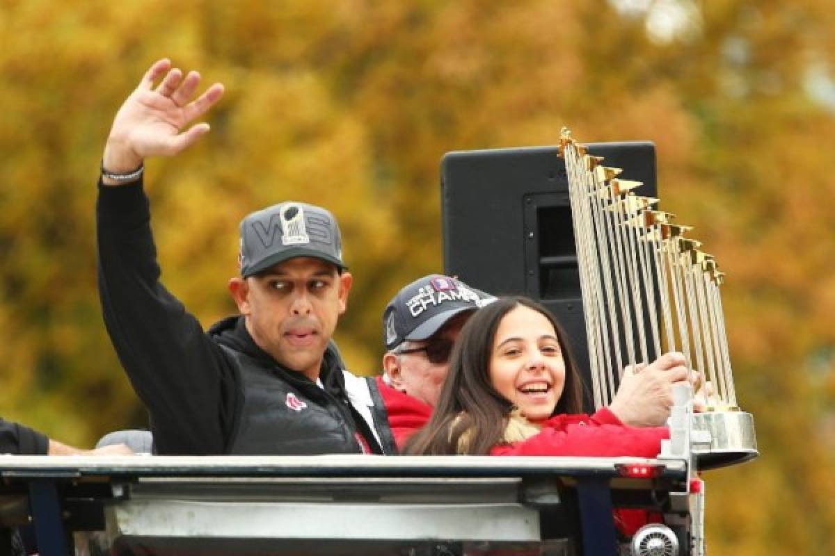 Aficionados de los Red Sox abarrotan calles de Bostón para celebrar la Serie Mundial