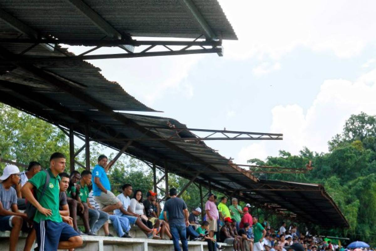 Así luce en completo abandono el estadio Milton Flores de La Lima que invadieron