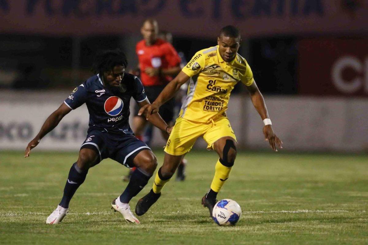 Cristopher Meléndez marca a Yeison Mejía en duelo por la vuelta de semifinal del Clausura 2021.