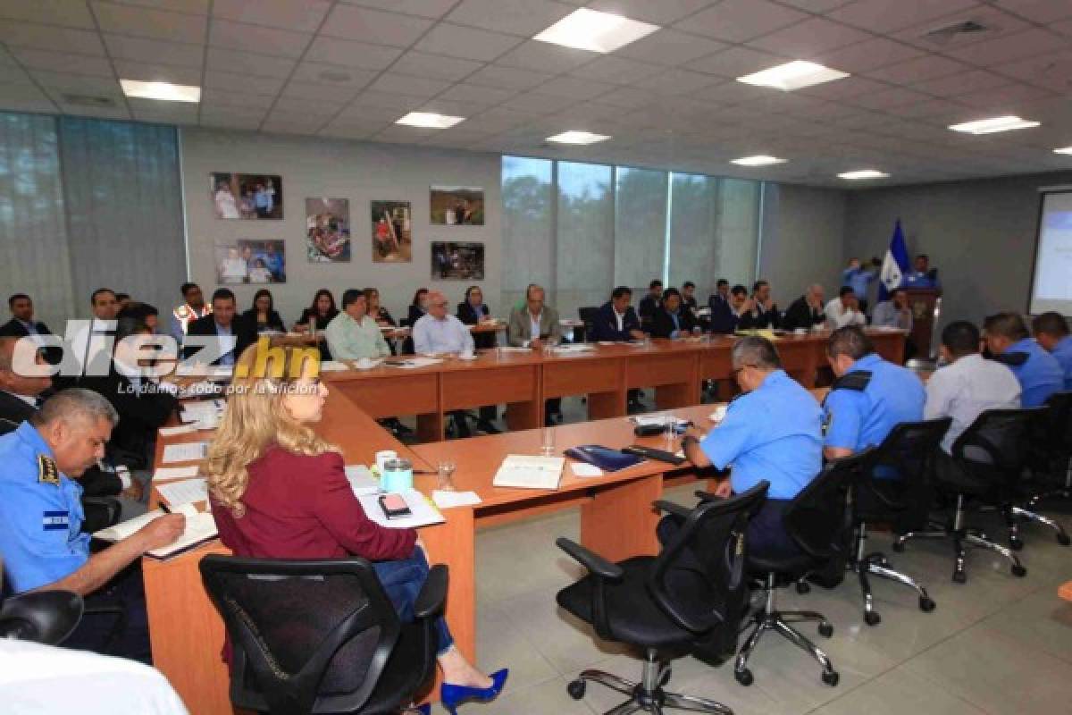 FOTOS: Así fue la reunión entre Fenafuth, Liga Nacional, policía y presidente por el tema de violencia