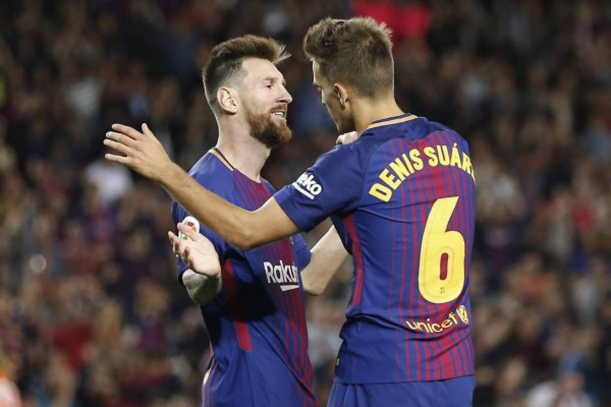 Barcelona's midfielder from Spain Denis Suarez (R) celebrates with Barcelona's forward from Argentina Lionel Messi after scoring during the Spanish league football match FC Barcelona against SD Eibar at the Camp Nou stadium in Barcelona on September 19, 2017. / AFP PHOTO / PAU BARRENA