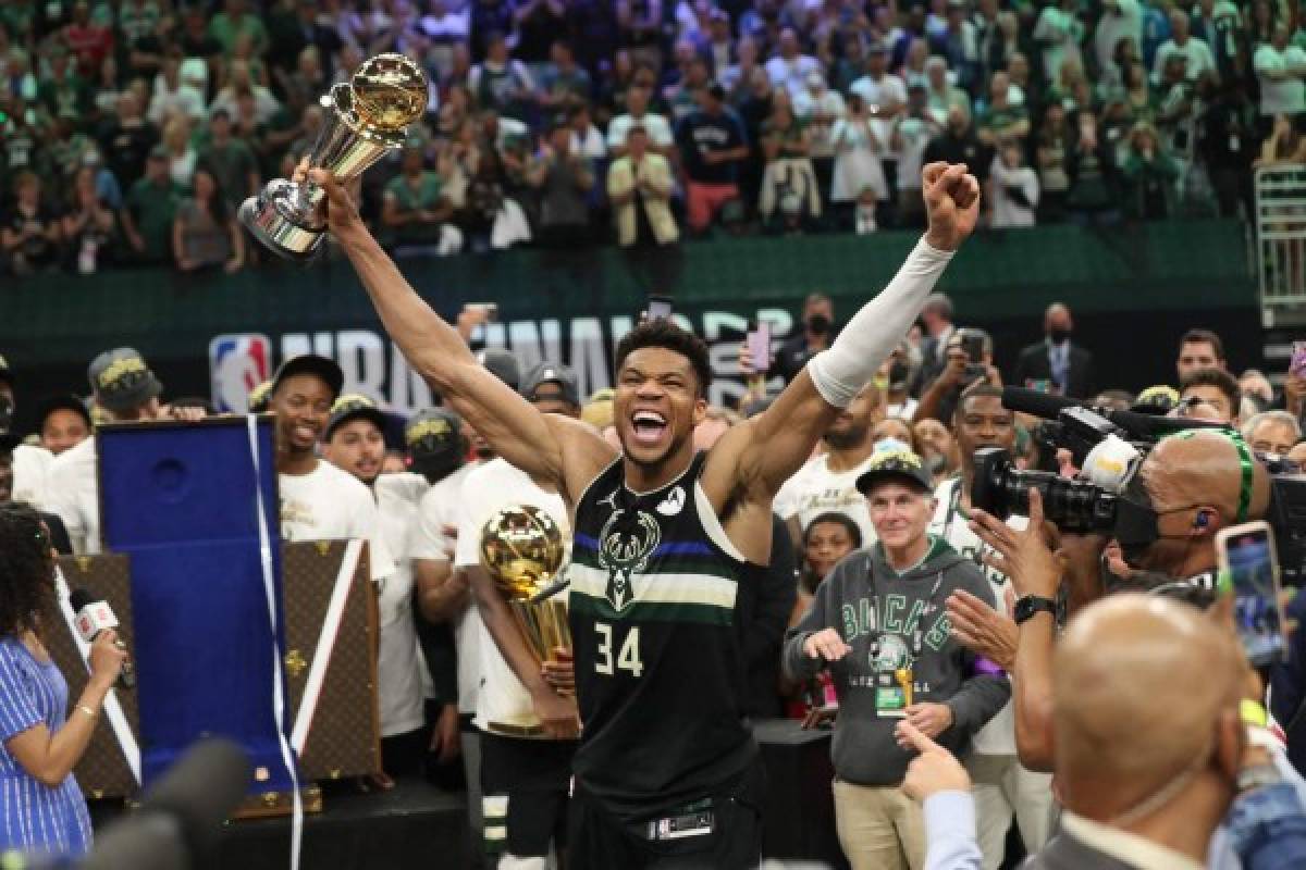 Bucks remontan 4-2 a los Suns y son campeones de la NBA tras 50 años; Giannis, MVP de las finales