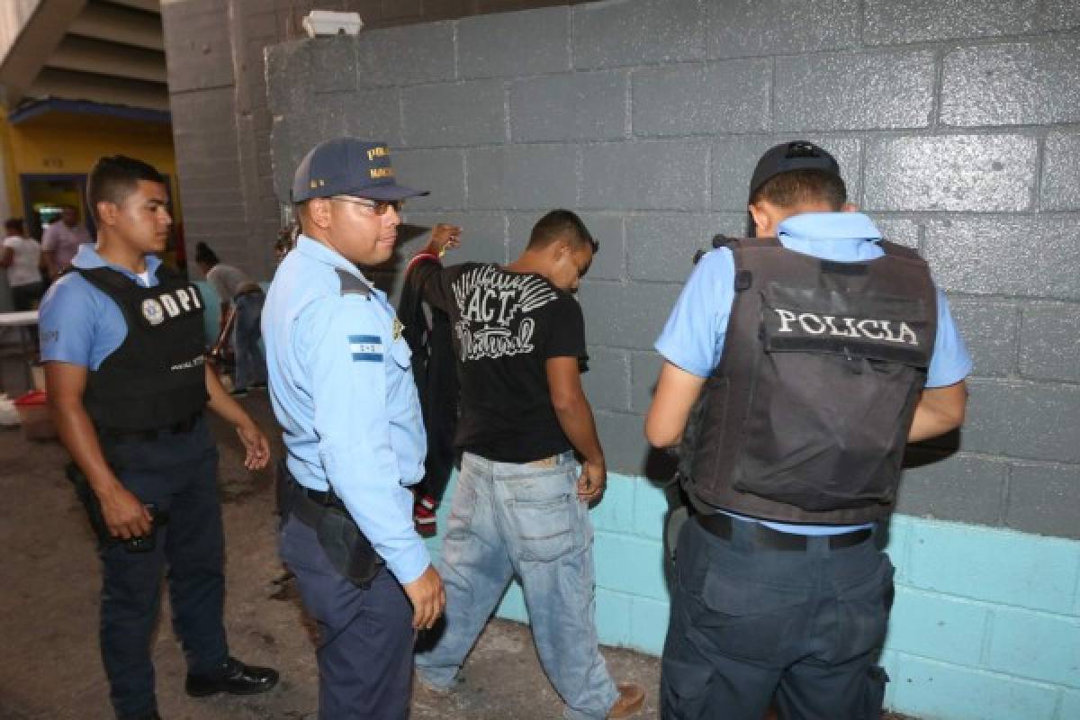 ¡BRUTAL! Las barras de Olimpia y Motagua protagonizan pelea campal