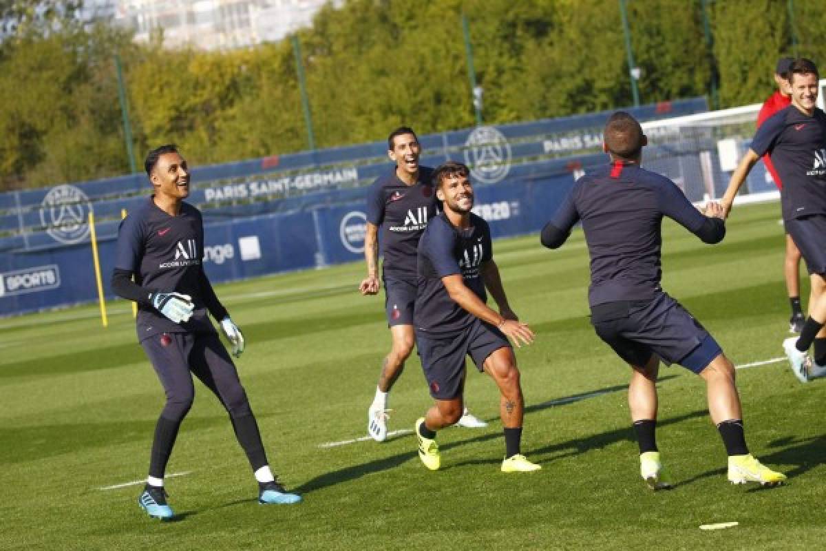 Así recibieron a Keylor Navas en el PSG: El abrazo de Di María y sus primeras atajadas