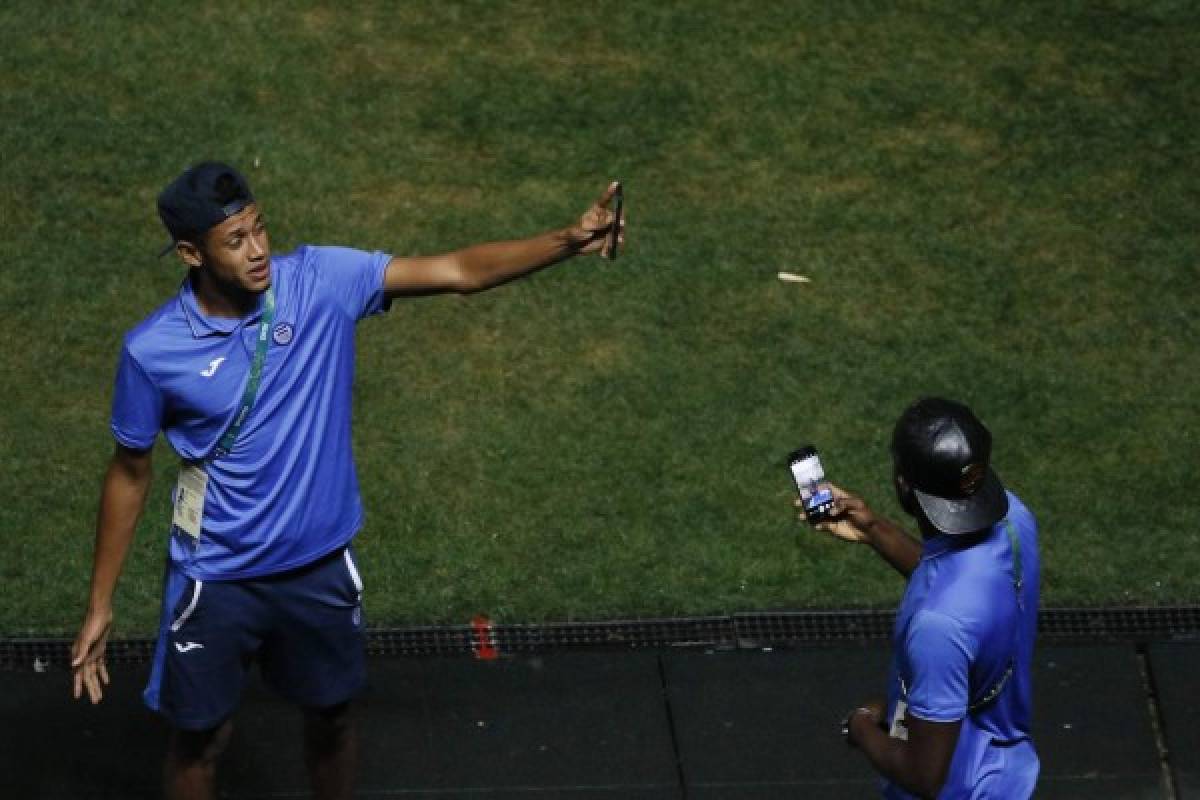 Día de selfies en la Selección de Honduras durante el reconocimiento del estadio Mané Garrincha