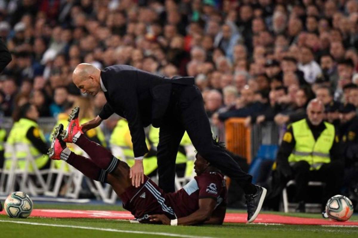 Fotos: El patadón al rostro que se llevó Zidane y su fea caída en el Real Madrid-Celta