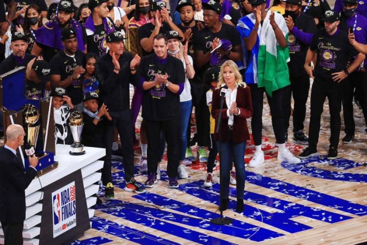 Así es la 'polémica' y hermosa Jeanie Buss, la primera dueña en ganar un anillo en la NBA