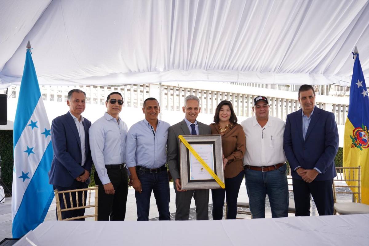 Reinaldo Rueda es galardonado por el Alcalde de Tegucigalpa, Jorge Aldana, previo al partido ante Costa Rica
