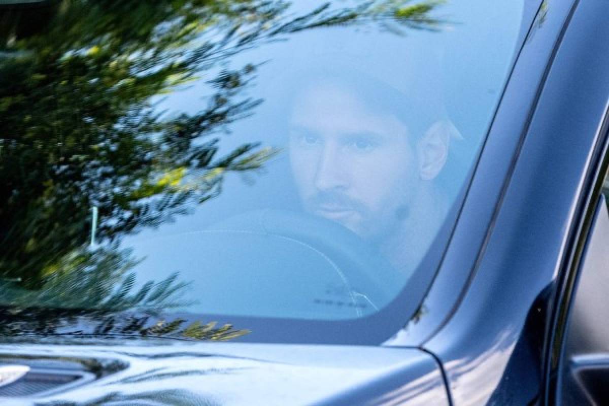 Cero sonrisas y fue el primero en llegar: Así fue el regreso de Messi a la Ciudad Deportiva de Barcelona