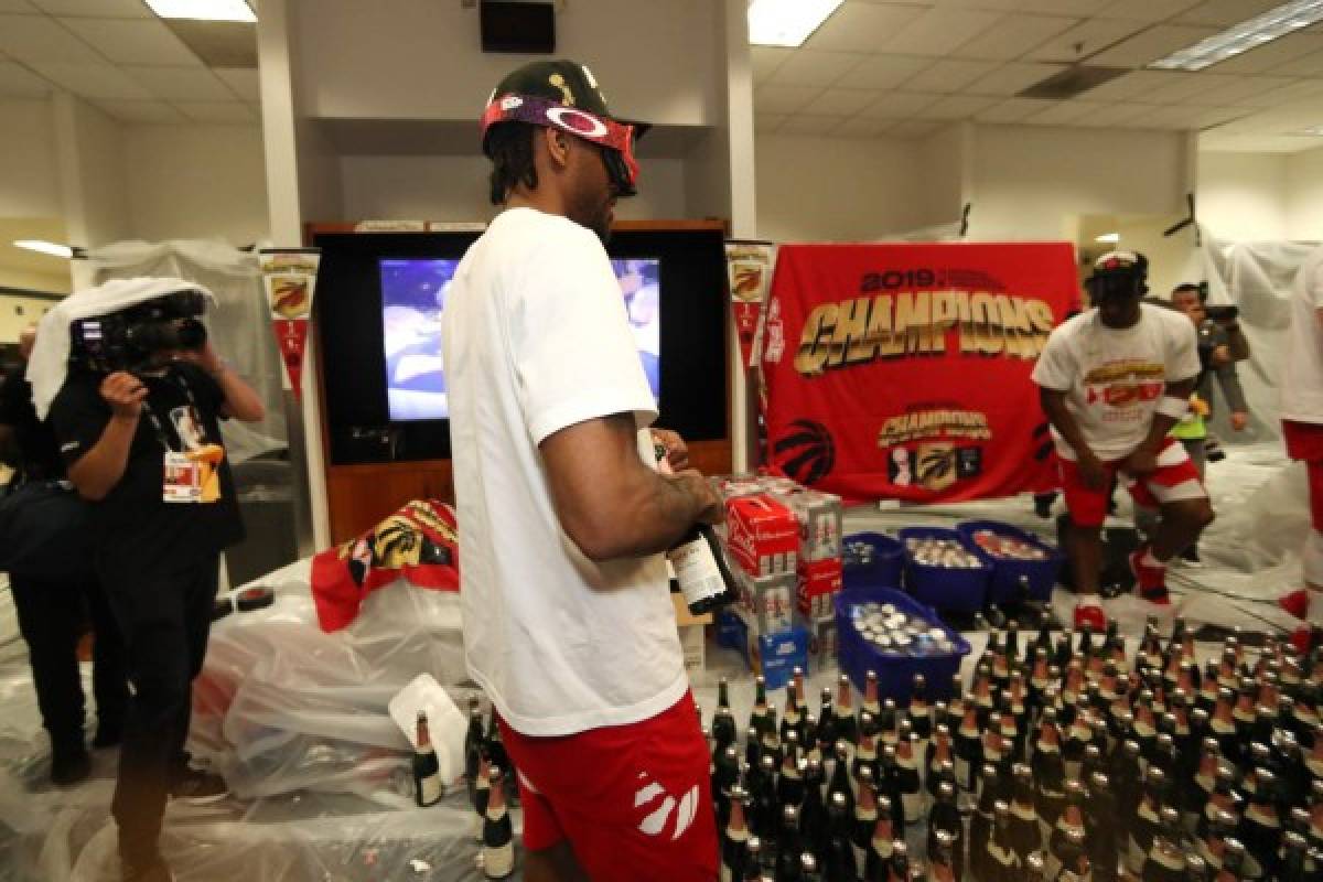 ¡Eufórica y descontrolada! Así fue la celebración de los aficionados de los Raptors en Toronto