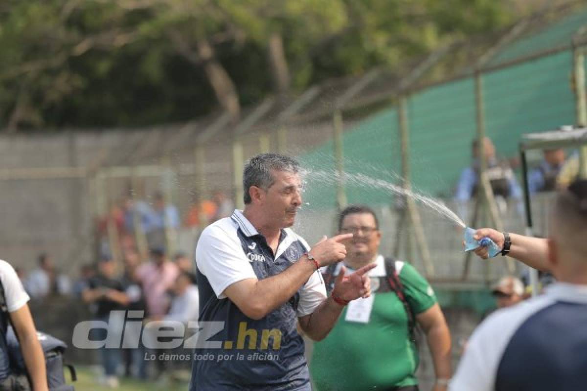 ¡Bien bañado! Diego Vázquez vive su tarde más difícil como técnico del Motagua