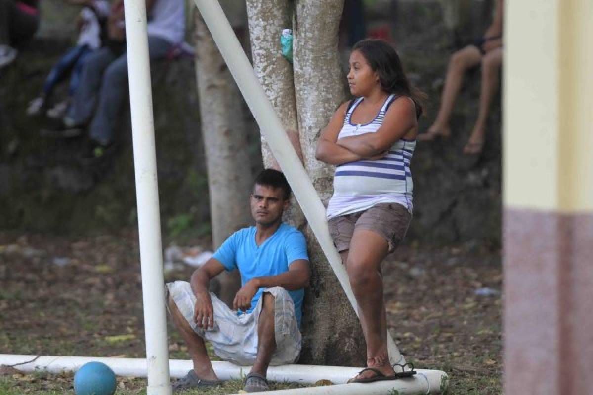 ¡Qué curioso! Venta de boletos, gradas de madera, camerinos de cemento... así es el ascenso en Honduras