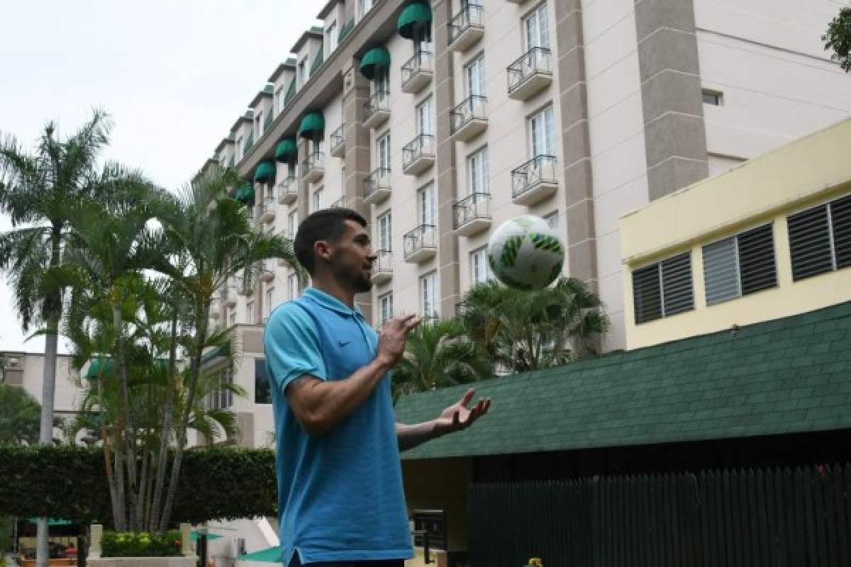 Australia's goalkeeper Mathew Ryan plays with a ball at the hotel in San Pedro Sula, Honduras, on November 7, 2017 just days ahead of the first leg football match of their 2018 World Cup qualifying play-off against Honduras. / AFP PHOTO / Orlando SIERRA