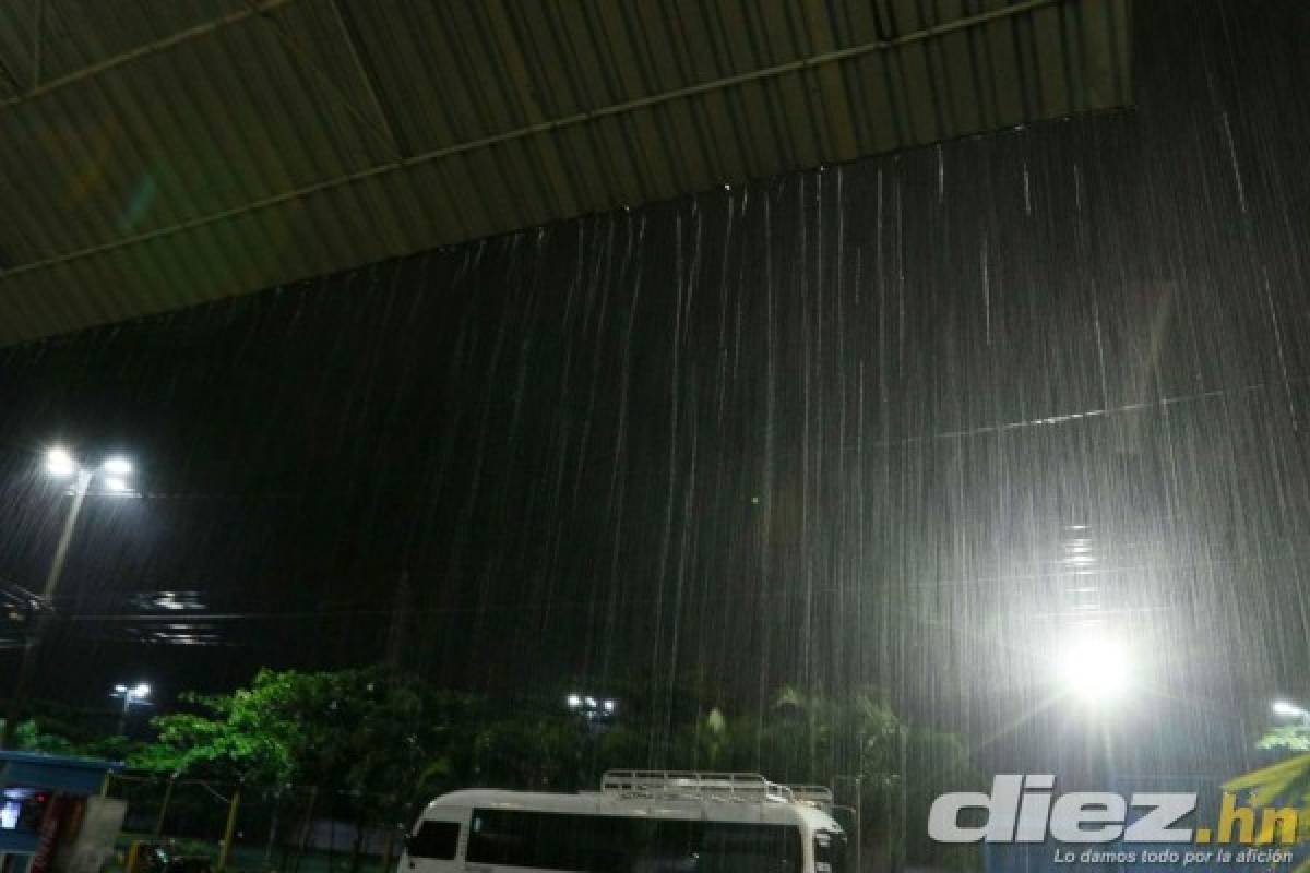 Aguacero: La lluvia suspendió el entrenamiendo de Honduras y cubrieron el césped con una lona