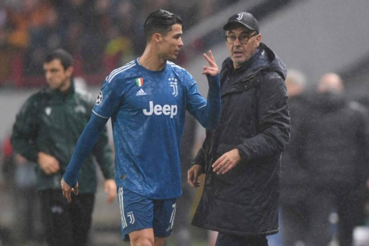 No le dio la mano: Sarri sacó a Cristiano Ronaldo al minuto 81 y estalló de la bronca