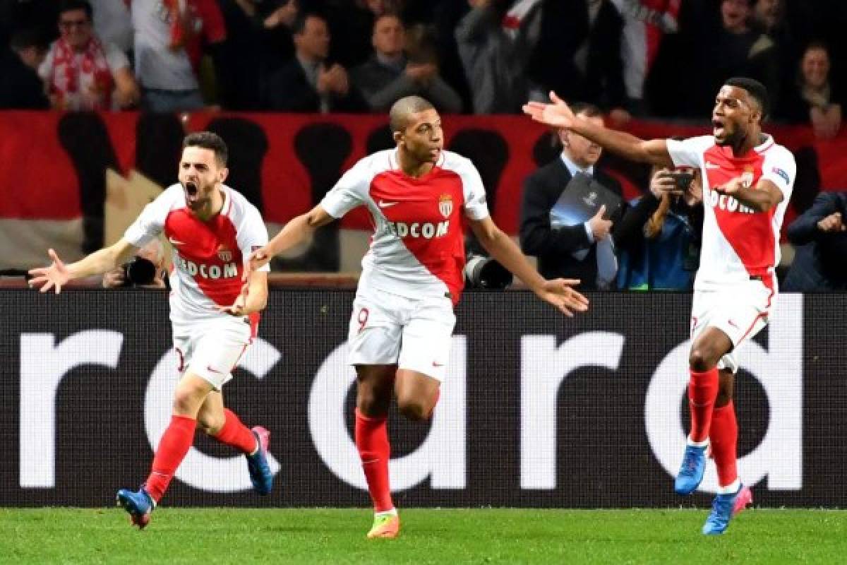 Monaco's French forward Kylian Mbappe Lottin (C) celebrates with Monaco's Portuguese midfielder Bernardo Silva (L) and Monaco's French midfielder Thomas Lemar (R) after scoring a goal during the UEFA Champions League round of 16 football match between Monaco and Manchester City at the Stade Louis II in Monaco on March 15, 2017. / AFP PHOTO / Pascal GUYOT