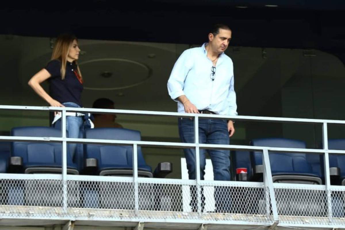 Maynor Figueroa, curioseando el celular a su esposa y Michaell Chirinos viendo a Olimpia