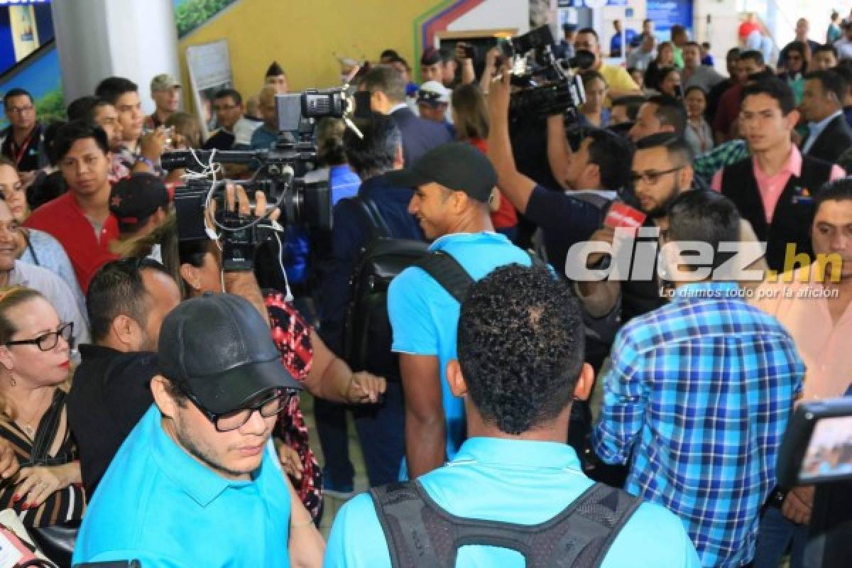 Entre lágrimas: La triste llegada de la selección de Honduras desde Sídney