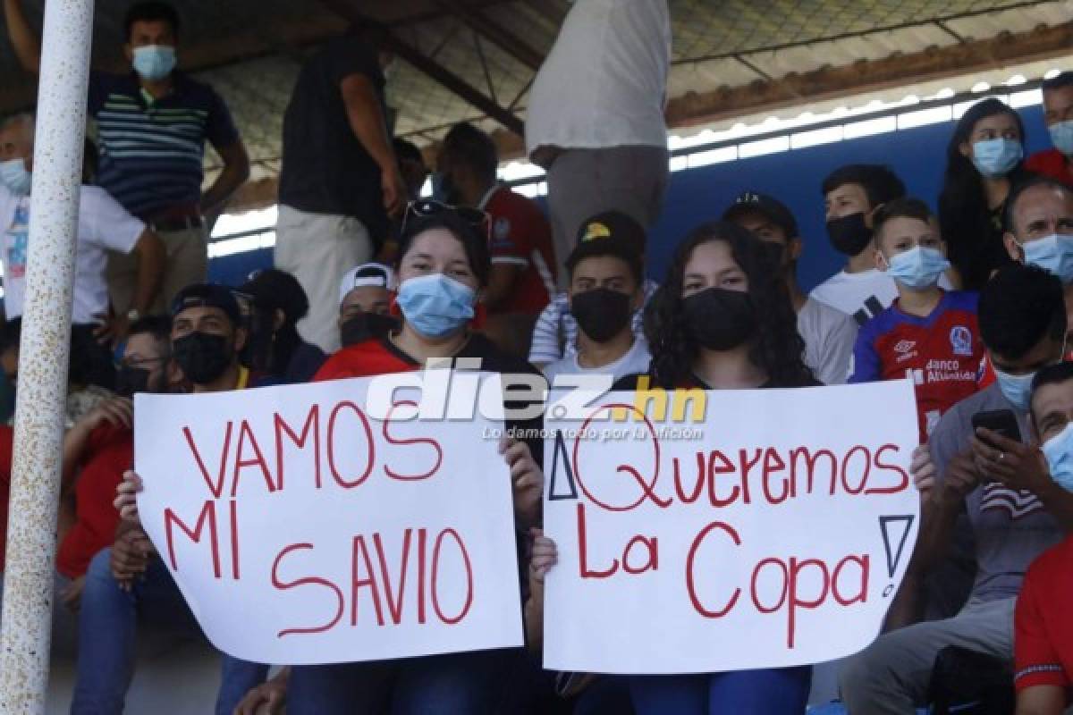 Aficionados irrumpieron en el estadio Sergio Reyes y ocasionaron retraso en el arranque del Savio-Génesis