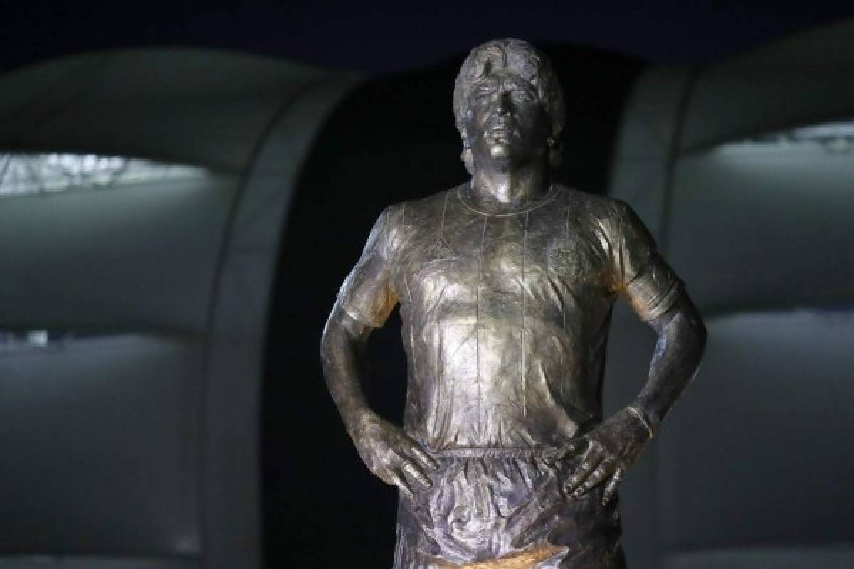 Hermoso homenaje: Así luce la gigante estatua de Diego Maradona en las afueras de estadio en Argentina