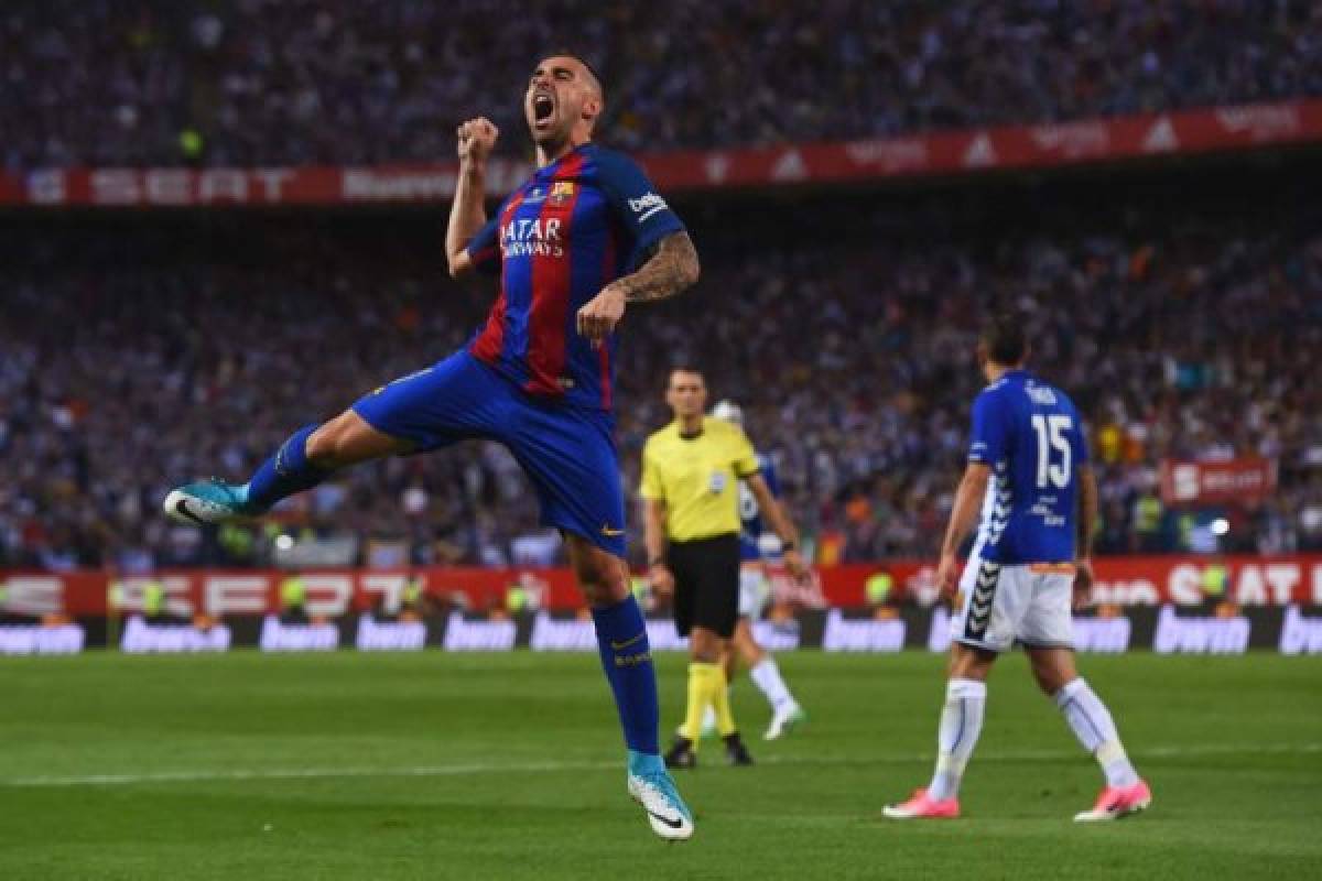 Barcelona's forward Paco Alcacer celebrates after scoring during the Spanish Copa del Rey (King's Cup) final football match FC Barcelona vs Deportivo Alaves at the Vicente Calderon stadium in Madrid on May 27, 2017. / AFP PHOTO / Josep LAGO