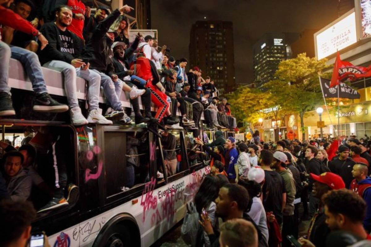 ¡Eufórica y descontrolada! Así fue la celebración de los aficionados de los Raptors en Toronto