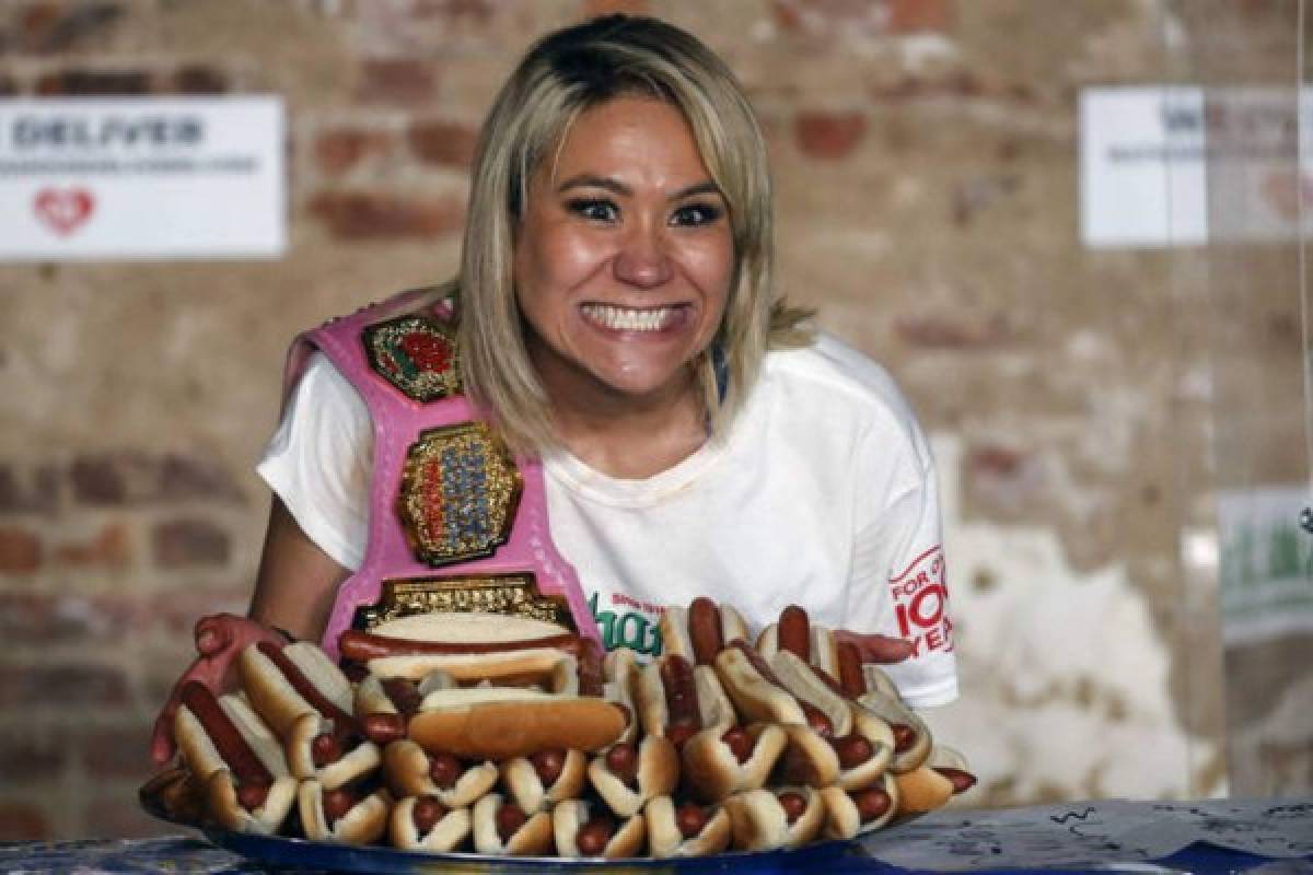 Se devoró 48 en 10 minutos: ¿Quién es? la mujer con el récord mundial de más hot dogs comidos  