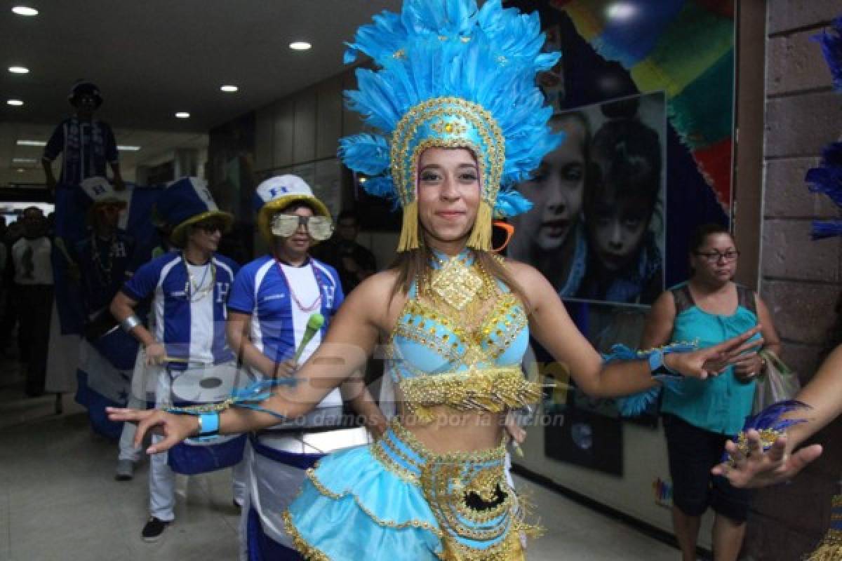 Bombos, chicas y gran ambiente en partida de Honduras a Costa Rica