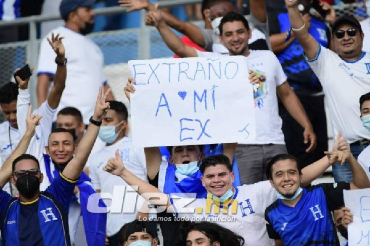 'Extraño a mi ex', 'mandilón': Las pancartas más curiosas y jocosas en el Estadio Olímpico