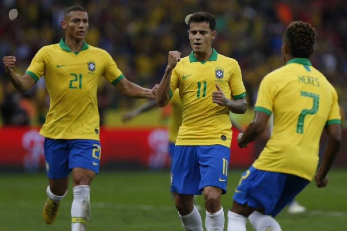 Brazil's Philippe Coutinho (C) celebrates with teammates after scoring during a friendly football match between Brazil and Honduras at the Beira Rio Stadium in Porto Alegre, on June 9, 2019, ahead of Brazil 2019 Copa America. (Photo by Jeferson Guareze / AFP)