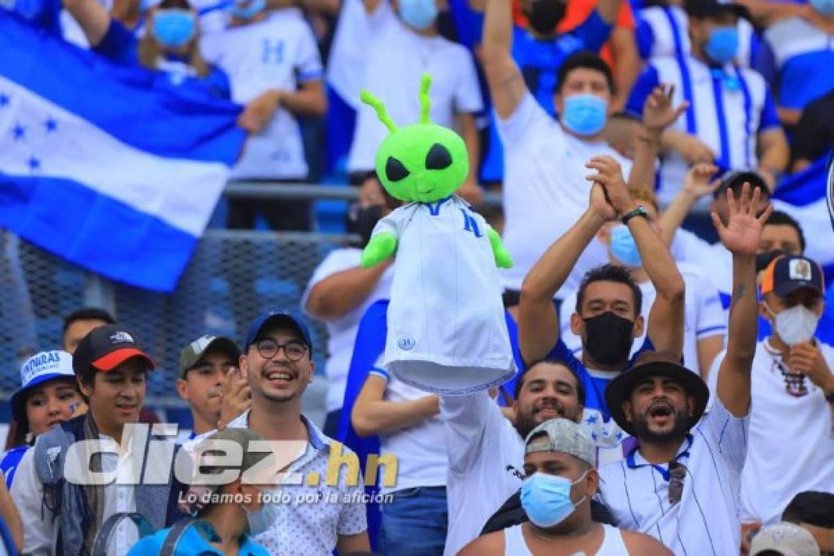 'Extraño a mi ex', 'mandilón': Las pancartas más curiosas y jocosas en el Estadio Olímpico