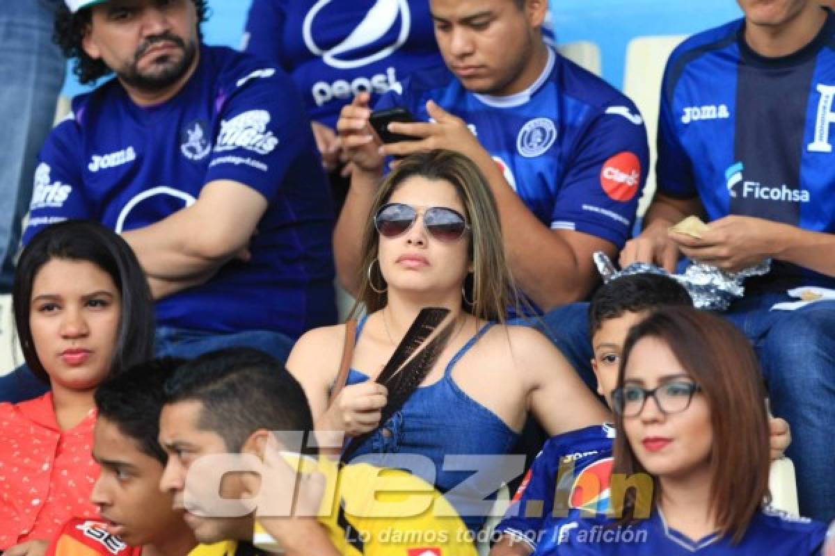 ¡Mamacitas! Las chicas más lindas que llegaron al estadio Nacional