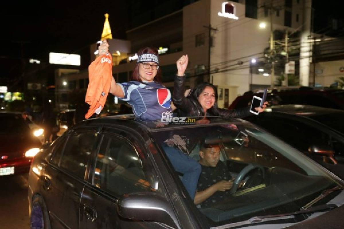 ¡Tegucigalpa se tiñe de azul! Aficionados salen a las calles a festejar la 16 del Motagua