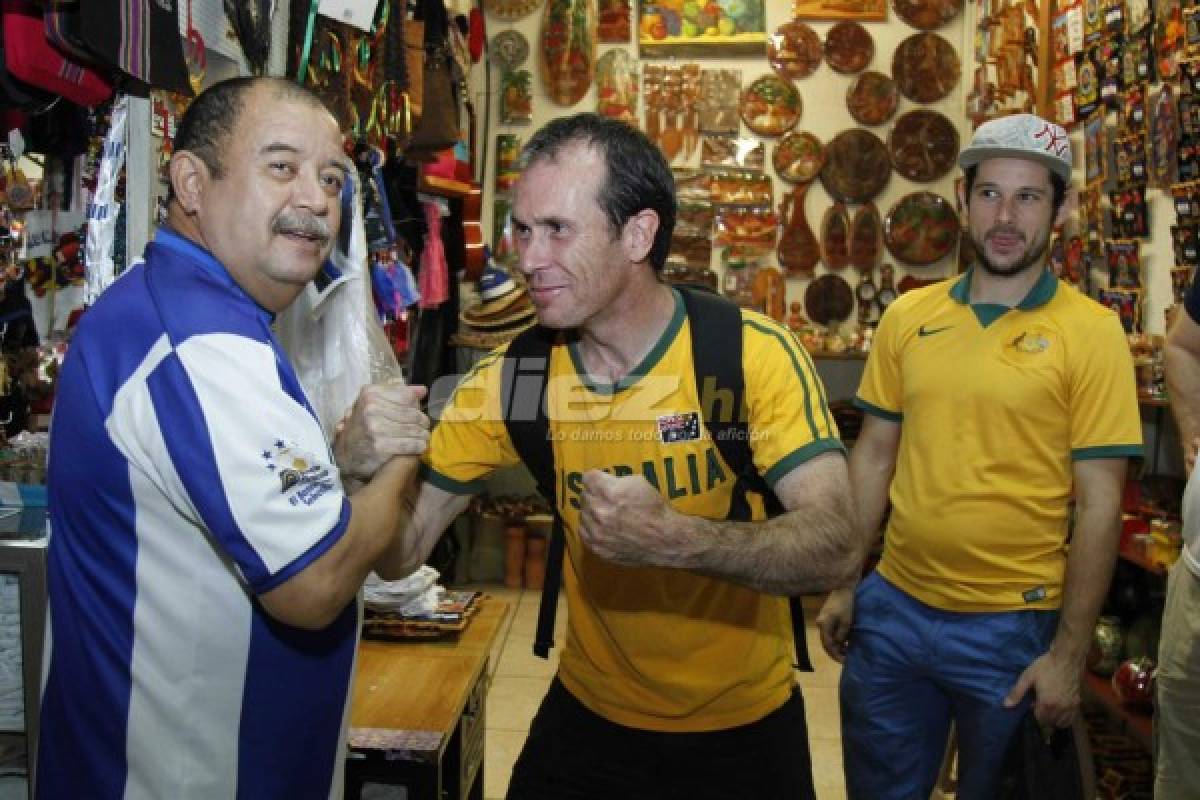 Aficionados australianos bailan punta y comen baleadas en San Pedro Sula