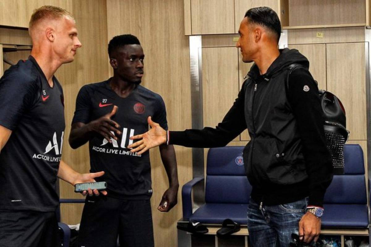 Así recibieron a Keylor Navas en el PSG: El abrazo de Di María y sus primeras atajadas