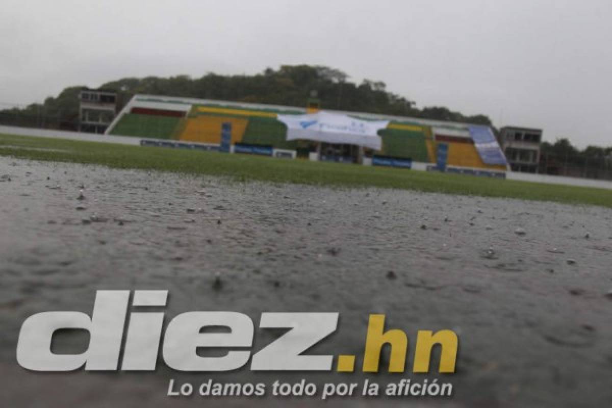Como piscina olímpica: 45 minutos de lluvia inundaron cancha del Carlos Miranda