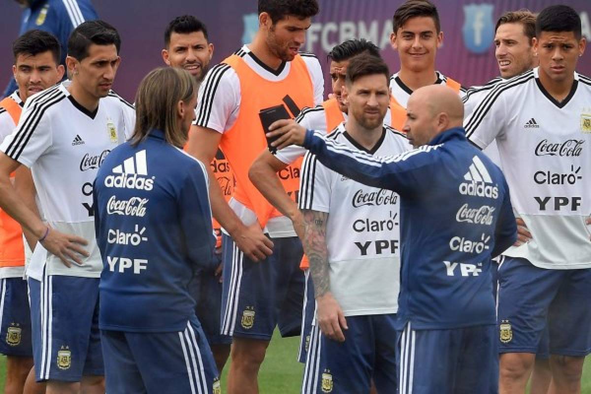 Argentina's coach Jorge Sampaoli speaks to players during a training session of Argentina's national football team at the FC Barcelona 'Joan Gamper' sports centre in Sant Joan Despi near Barcelona on June 2, 2018. / AFP PHOTO / LLUIS GENE