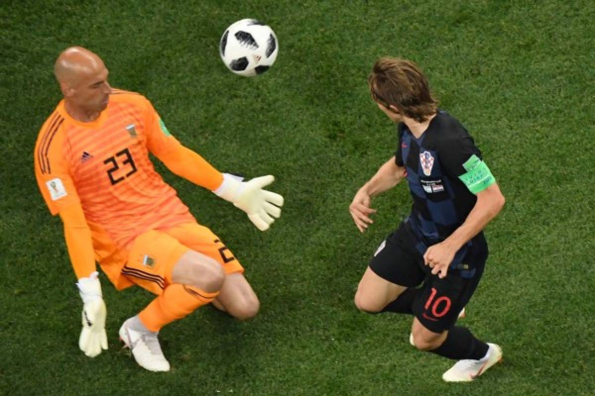 Croatia's midfielder Luka Modric (R) tries to score against Argentina's goalkeeper Willy Caballero during the Russia 2018 World Cup Group D football match between Argentina and Croatia at the Nizhny Novgorod Stadium in Nizhny Novgorod on June 21, 2018. / AFP PHOTO / Kirill KUDRYAVTSEV / RESTRICTED TO EDITORIAL USE - NO MOBILE PUSH ALERTS/DOWNLOADS